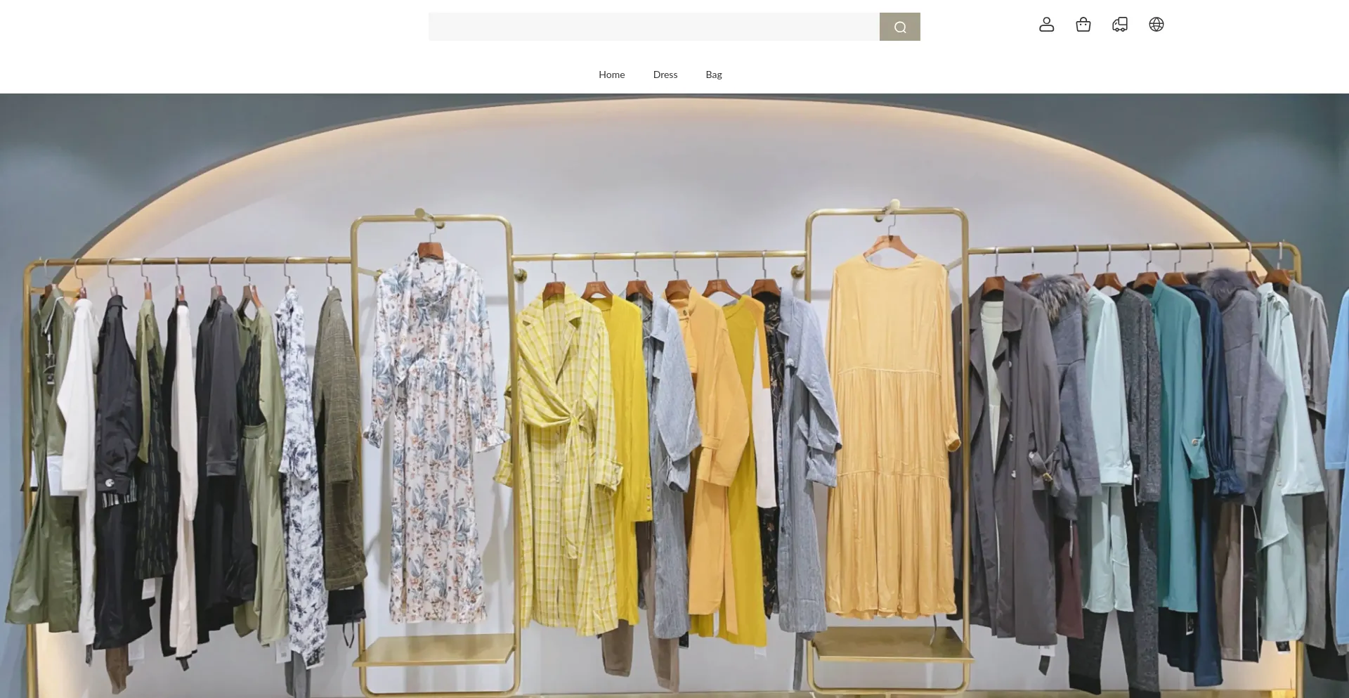 Website screenshot of Luisaviaroma-archive.shop